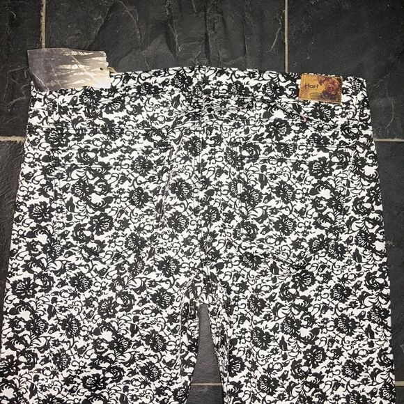 NWT Hart denim with fun black print sz 31 - Picture 3 of 10